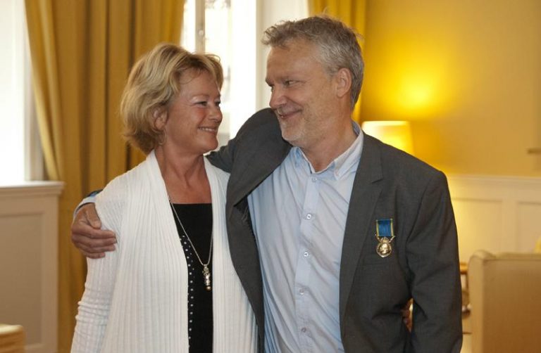Martin och kulturministern när Martin har fått medalj Illis quorum meruere labores
